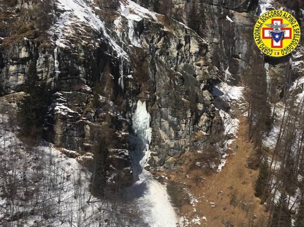 La cascata di ghiaccio crollata in un’immagine diffusa dal soccorso alpino (LaPresse)