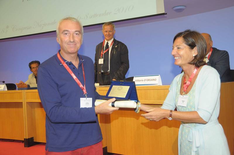 Argnani ritira il premio per il miglior articolo dell'anno