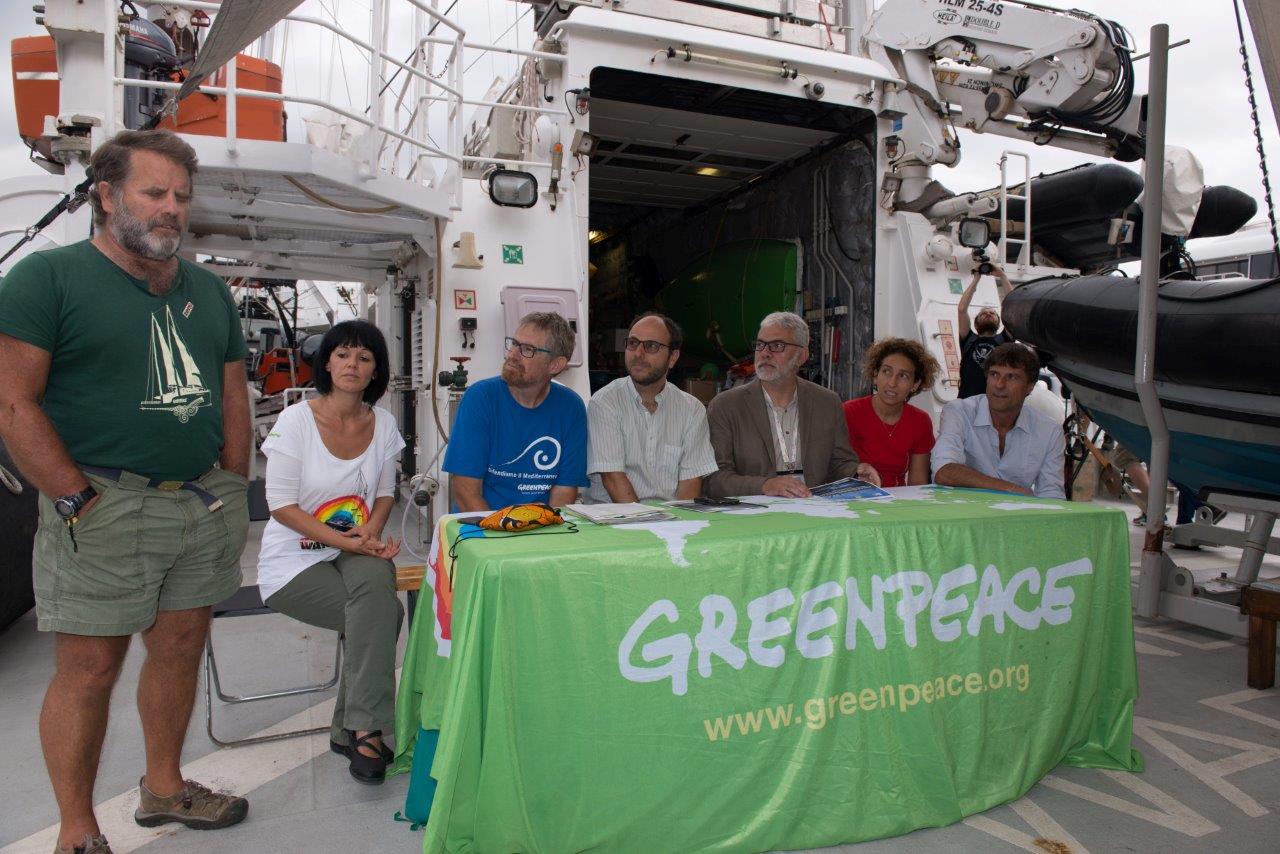 Sulla Rainbow Warrior per studiare macro e microplastiche nel Mediterraneo