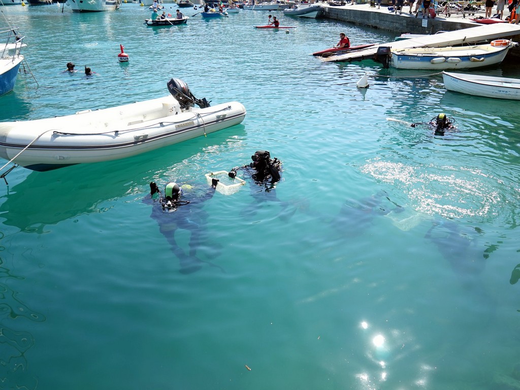 Sub ripuliscono il molo di Lerici