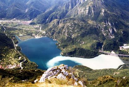 Pennacchio torbido sul lago di Cavazzo