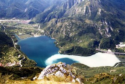 Pennacchio torbido sul lago di Cavazzo